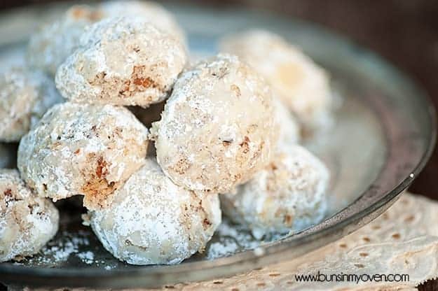 Grandma's Magic Winter Snowball Cookies: Pecan Perfection
